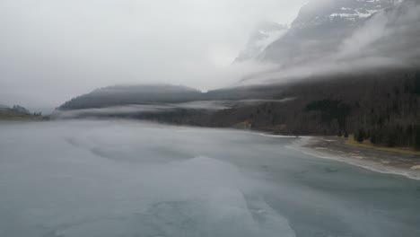 Klöntalersee-Glarus-Suiza-Vuelo-A-Través-De-Una-Escena-Del-Lago-Brumoso-Perfecta-Para-El-Lapso-De-Tiempo