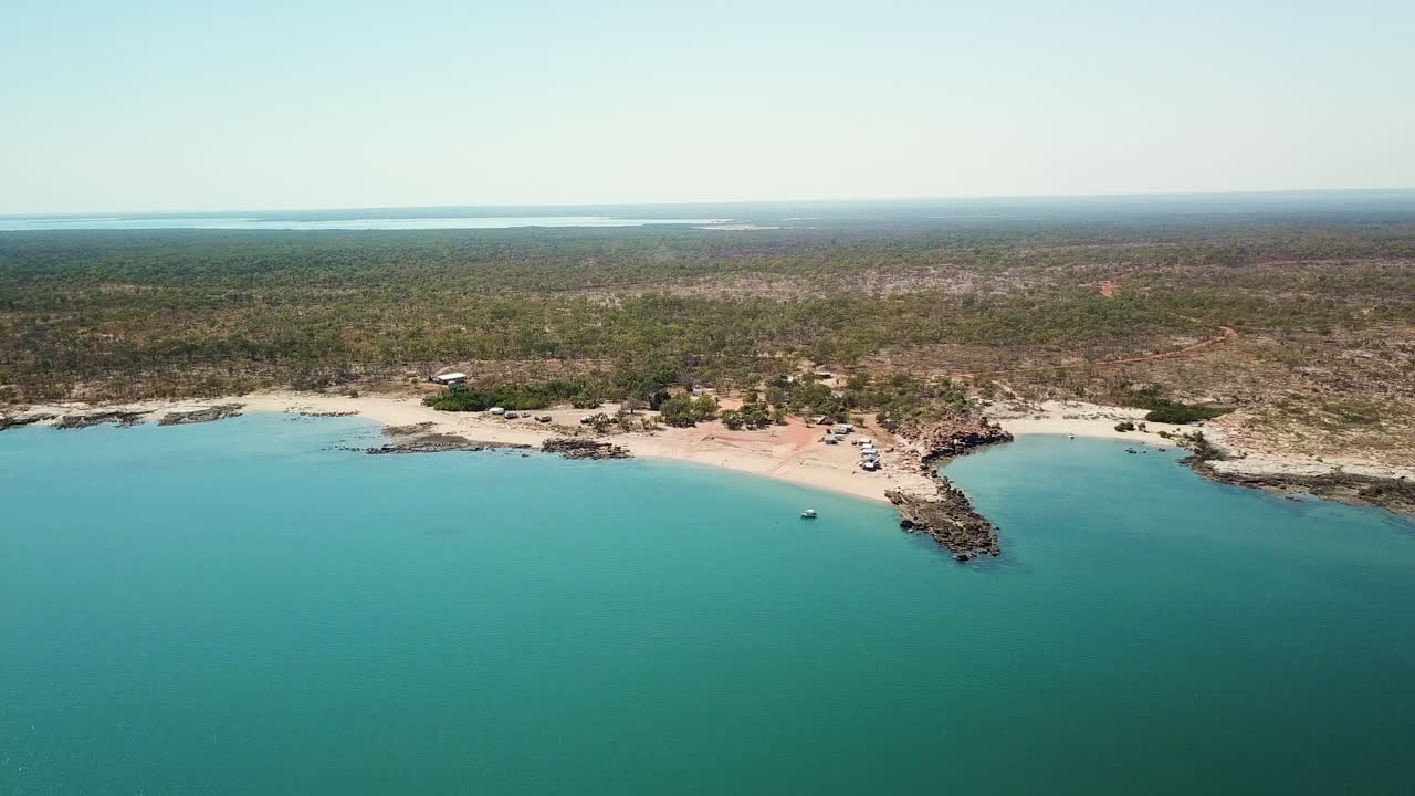 Batı Avustralya, Kuzey Kimberley Sahili'nde ücra bir kamp alanının geniş açılı hava panoraması