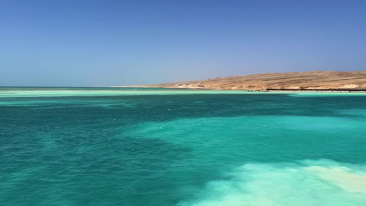Kızıldeniz'de, Hurghada yakınlarında mercan resifine komşu, kristal berraklığında turkuaz su.
