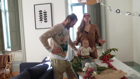 familia preparándose para la navidad