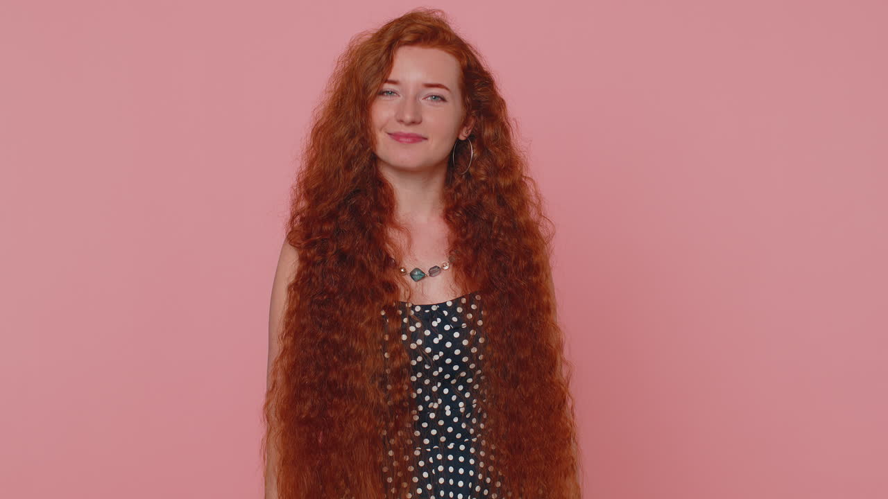 사랑스러운 쾌활한 여성은 제안을 승인, 승인 머리를 흔들고, 좋은 일에 만족, 같은