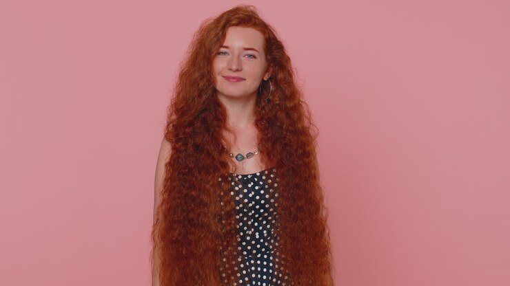 Lieve vrolijke vrouw keurt suggestie goed, knikt instemmend, tevreden met goed werk.