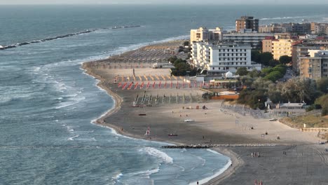 vista aérea de la playa de arena con sombrillas, típica costa adriática.