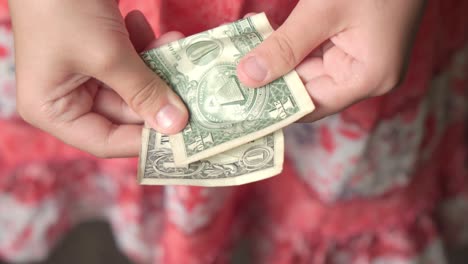 un dólar en manos de los niños. concepto de pobreza y problemas económicos.