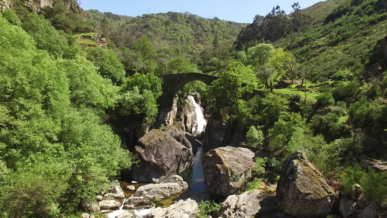 vista aérea del puente histórico y la naturaleza