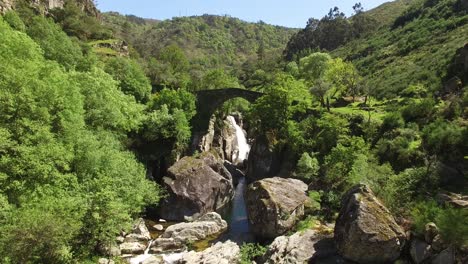 Vista-Aérea-Del-Puente-Histórico-Y-La-Naturaleza