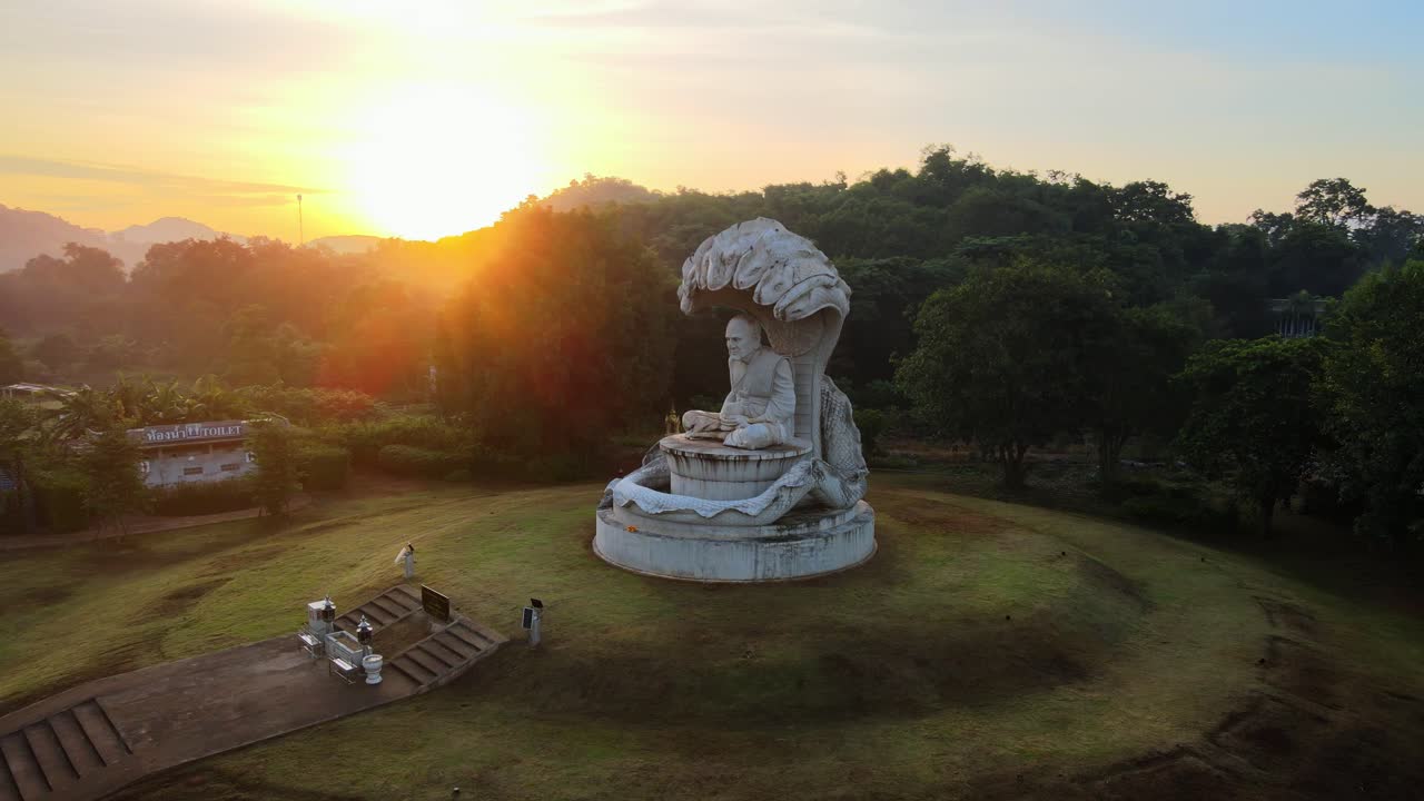 estatua de buda naga de hormigón 4k en la mañana