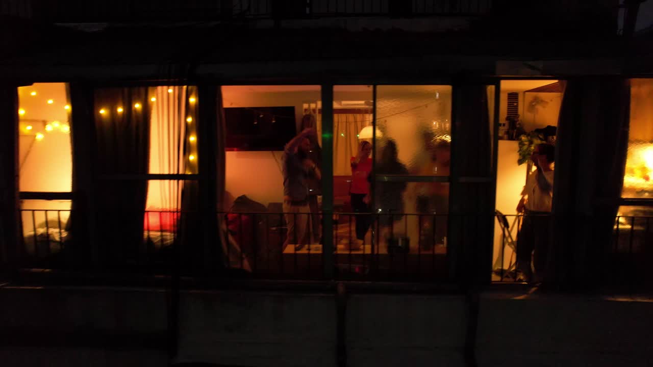 아파트 안에서 축하하는 친구들의 파티, 밤이면 도시, 춤추고 파티하는 젊은이들