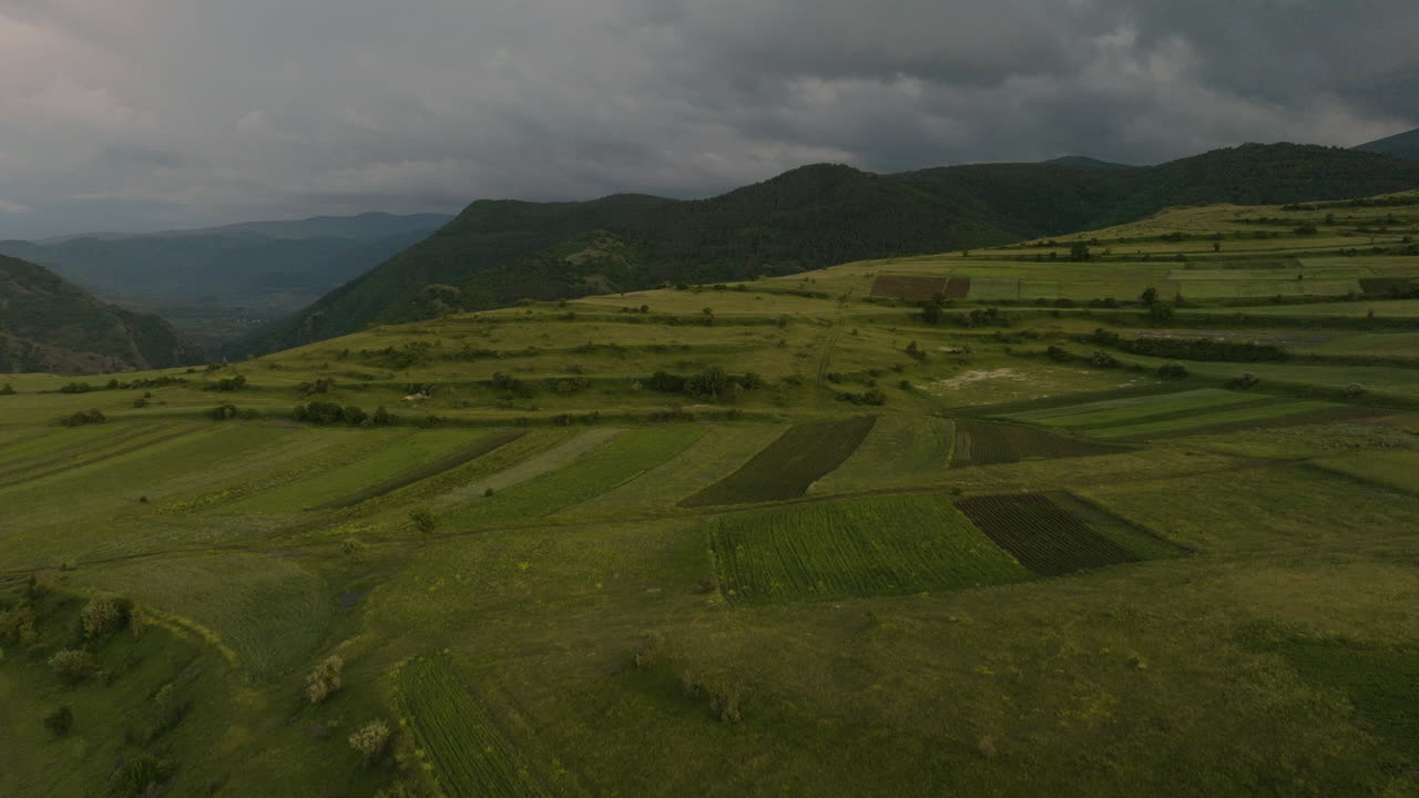 облачное закатное небо над полями близ ахалцихе в самцхе-джавахети, грузия