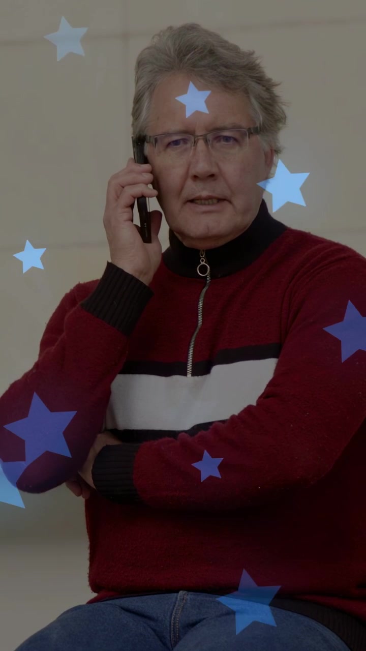 Video verticale: Uomo maturo che tocca il telefono su una panchina, chiamando; con un effetto di stelle blu tecnologiche che lo attraversa.