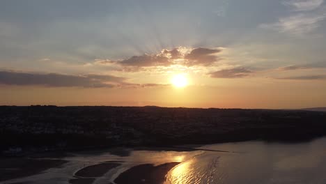 Vista-Aérea-De-Los-Rayos-Celestiales-Dorados-Del-Atardecer-Reflejados-Sobre-La-Costa-De-La-Playa-Exótica-Romántica-órbita-Lenta-A-La-Derecha