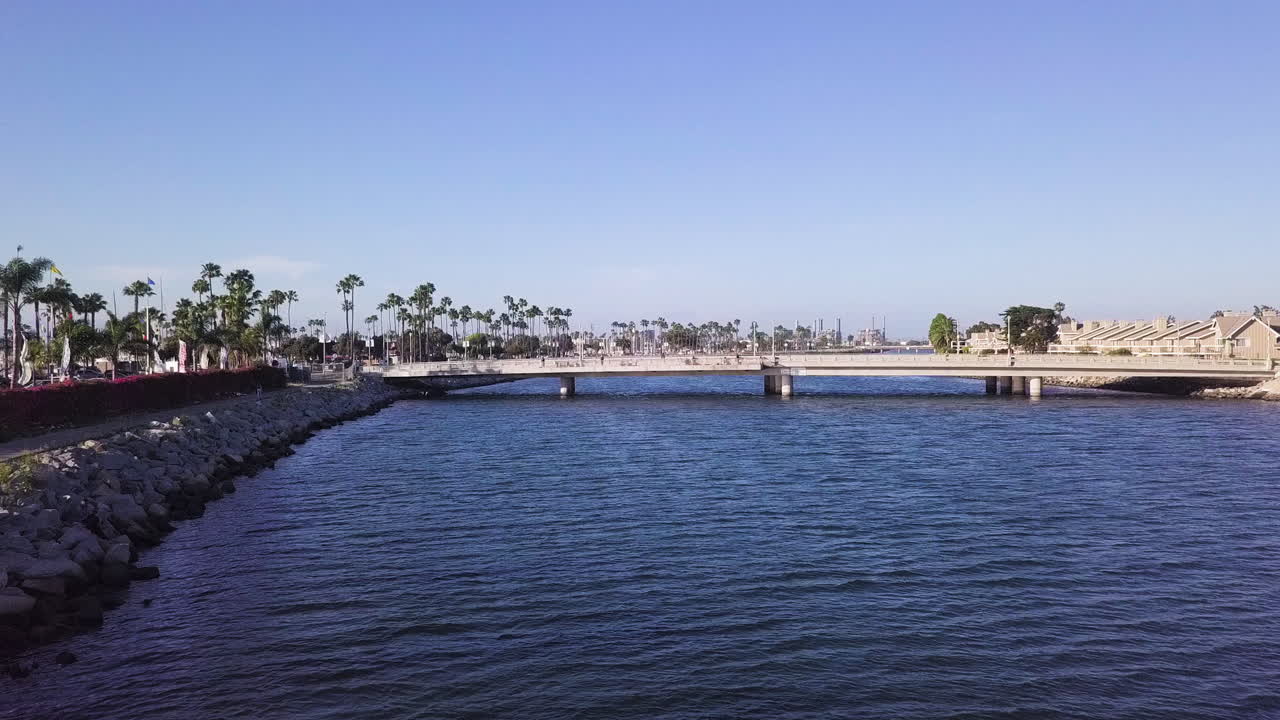 volando hacia un puente sobre el río san gabriel en long beach, california