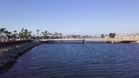 Volando-Hacia-Un-Puente-Sobre-El-Río-San-Gabriel-En-Long-Beach,-California