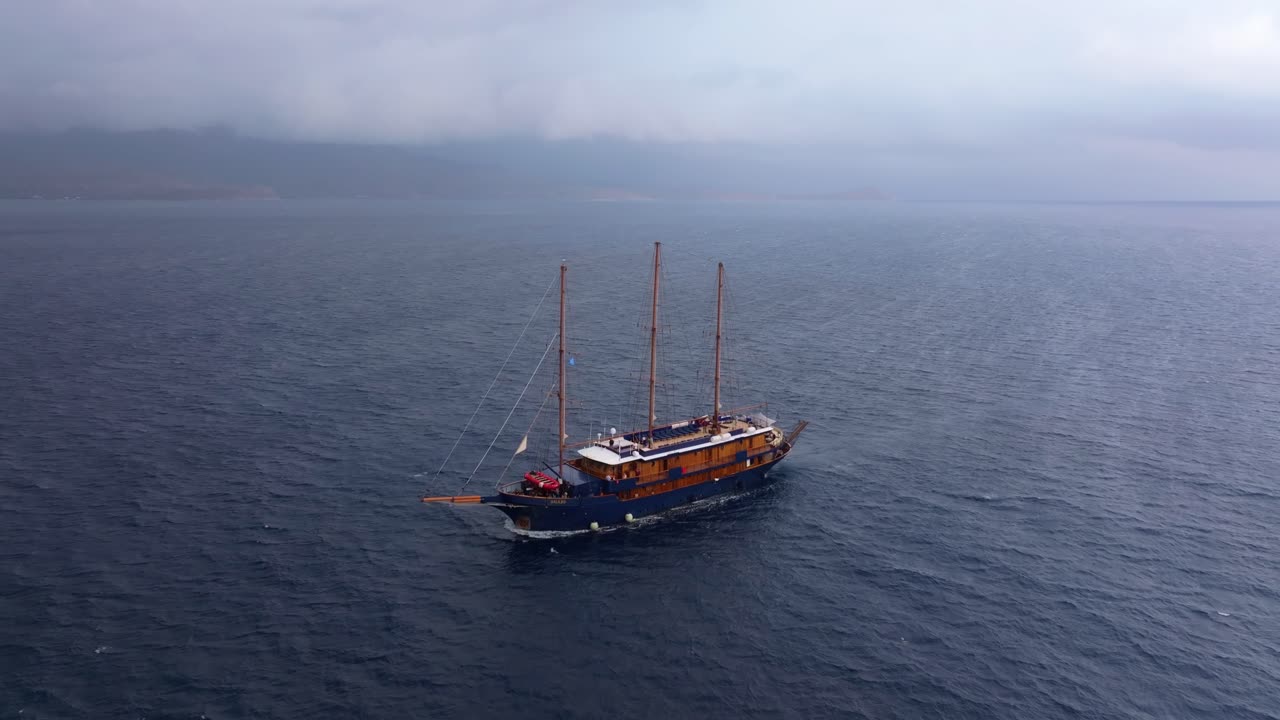 Pemandangan udara megayacht di Laut Mediterania yang damai, Monemvasia, Yunani