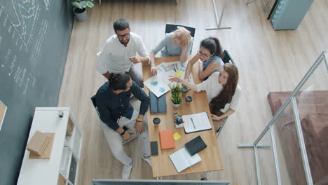 reunión de equipo en una oficina moderna