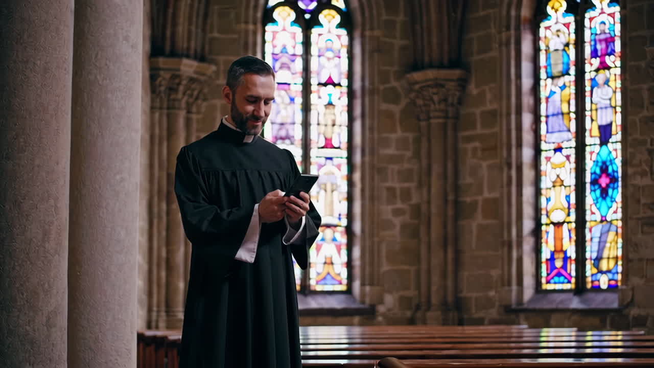 sacerdote usando un teléfono inteligente en una iglesia