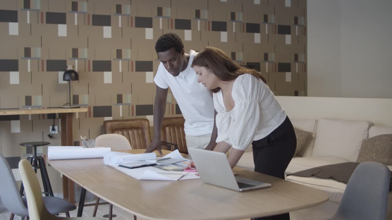 несколько партнеров по стартапу стоят за столом