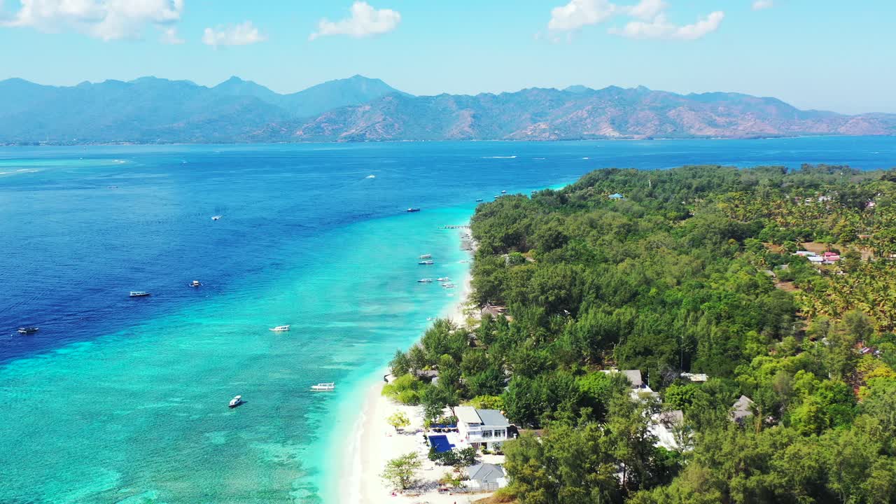 푸른 나무의 열대 낙원, 배경에 아름다운 산이 있는 밝은 푸른 바닷물로 둘러싸인 하얀 모래, 공중, 통가 섬