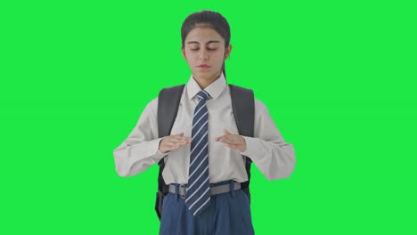 niña de escuela india haciendo respirar en respirar ejercicio pantalla verde
