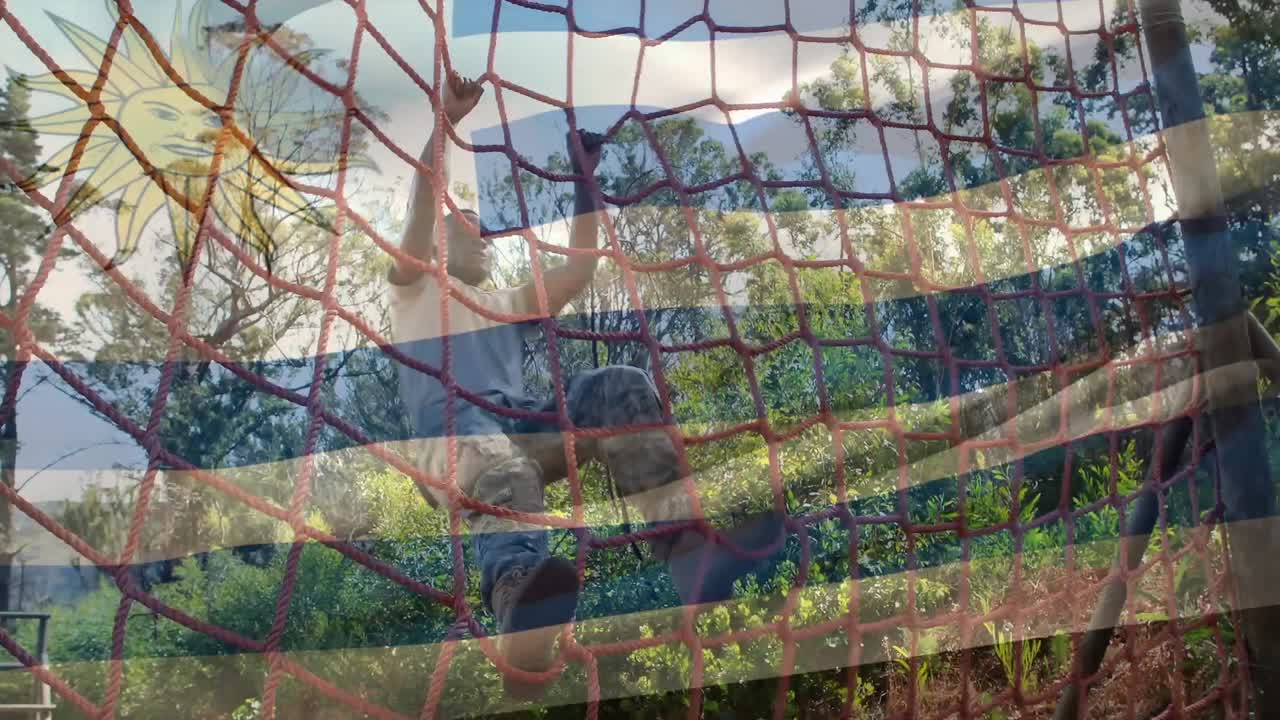 우루과이 의  ⁇ 발 이 군인 들 이 등반 하는 그물 위 에 흔들리는 애니메이션