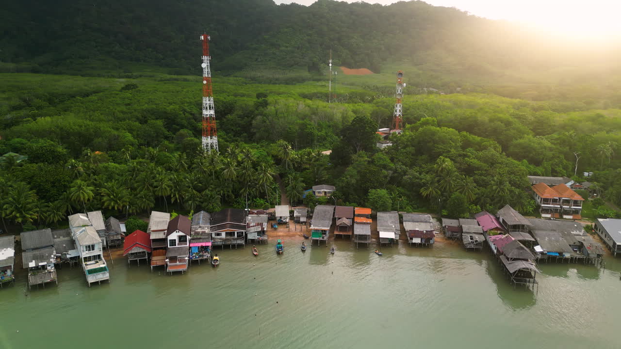 costa norte de koh lanta con casas de madera en la orilla y palmeras tropicales en el fondo, tailandia - toma de órbita de avión no tripulado