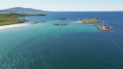 Imágenes-Aéreas-De-Kayak-Explorando-Una-Isla-Cinemática-4k