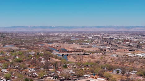 telefoto tomada por un dron de un puente en grand junction, colorado