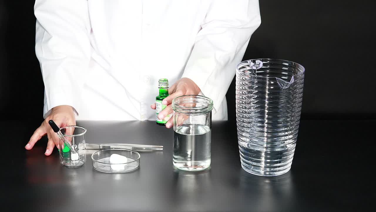 액체와 건조 얼음의 상호 작용을 증명합니다.