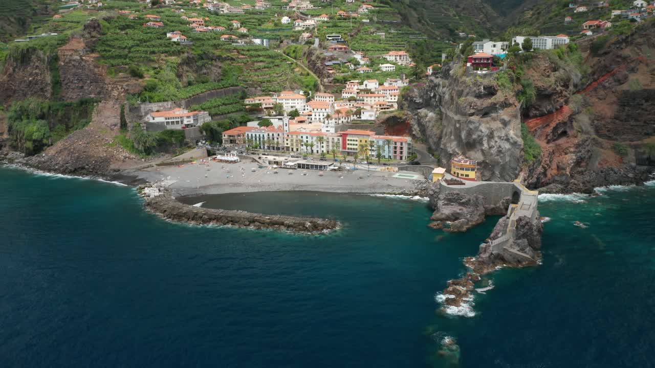 ponta do sol 해변의 생생한 색상의 건물이 있는 그림 같은 해안 마을