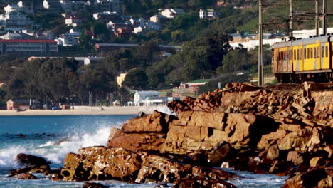 Tren-Que-Viaja-A-Lo-Largo-De-La-Costa