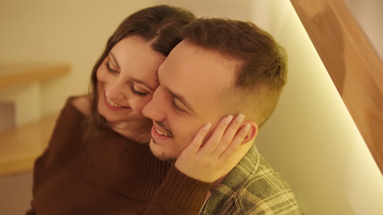 una pareja enamorada está pasando tiempo en casa.