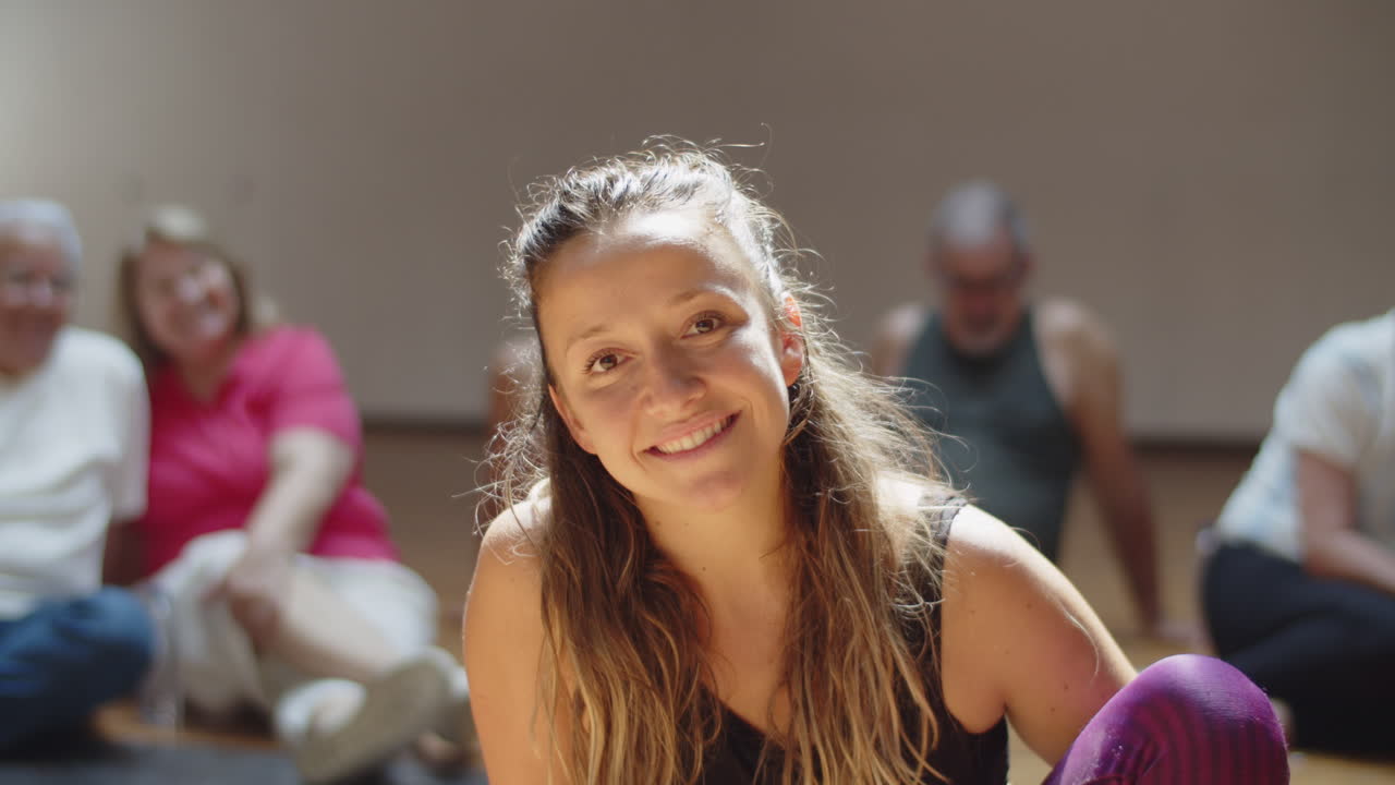 plano medio de una alegre profesora de baile en el salón de baile