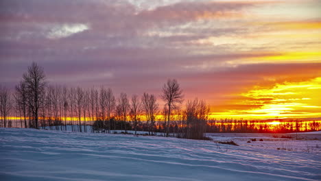 golden sunset cloudscape time lapse sobre un paisaje nevado de invierno