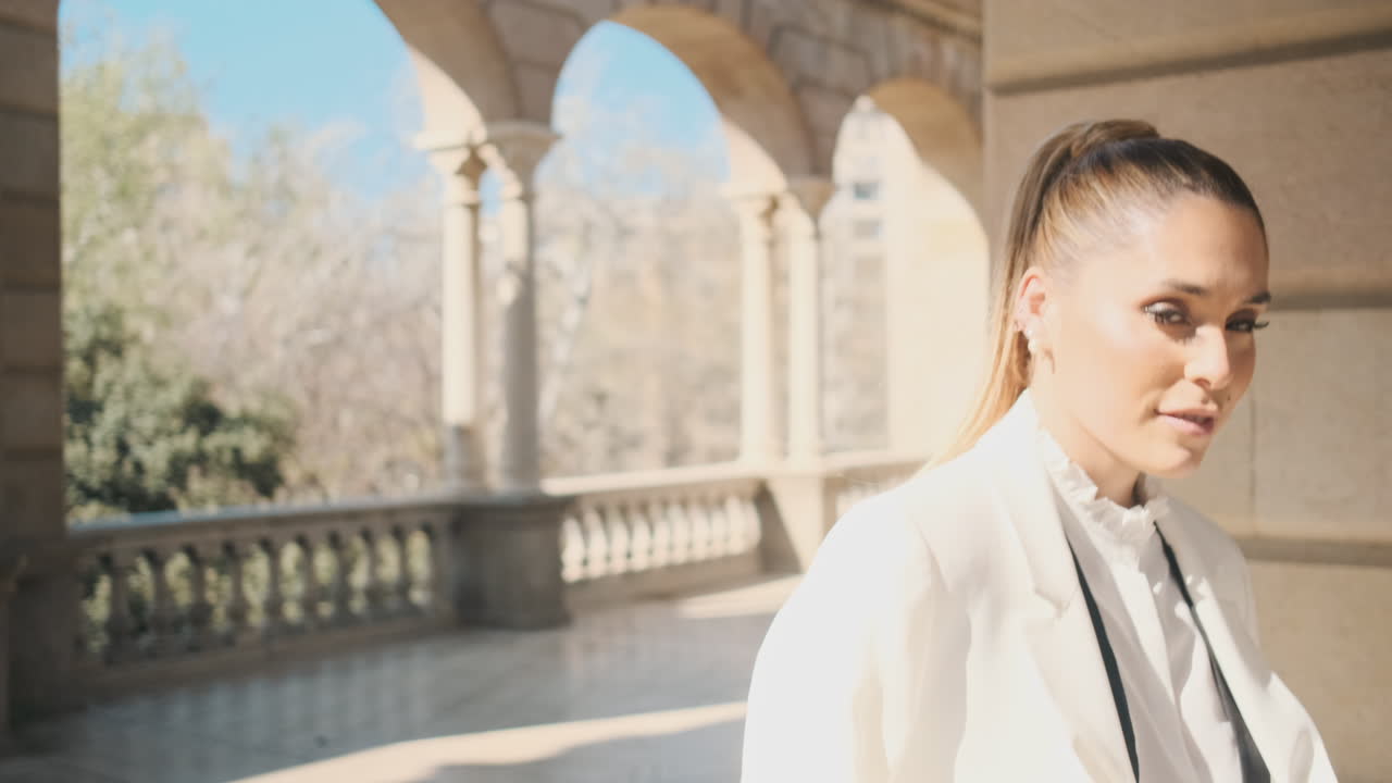 은 공원을 걸어다니는 세련된 젊은 여성.