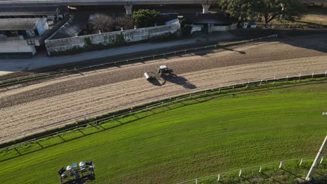 Compactador-De-Suelo,-Empaquetando-El-Suelo-Herméticamente-Antes-De-Las-Carreras-De-Caballos-En-El-Hipódromo