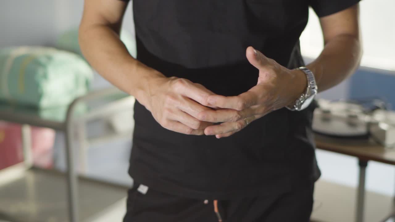 el médico tiene una reunión con las enfermeras antes de la cirugía, asegurando una comunicación y coordinación efectivas para un procedimiento exitoso