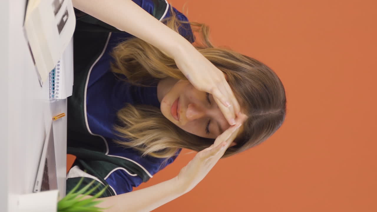 분노로 폭발하는 젊은 여성의 수직 비디오.