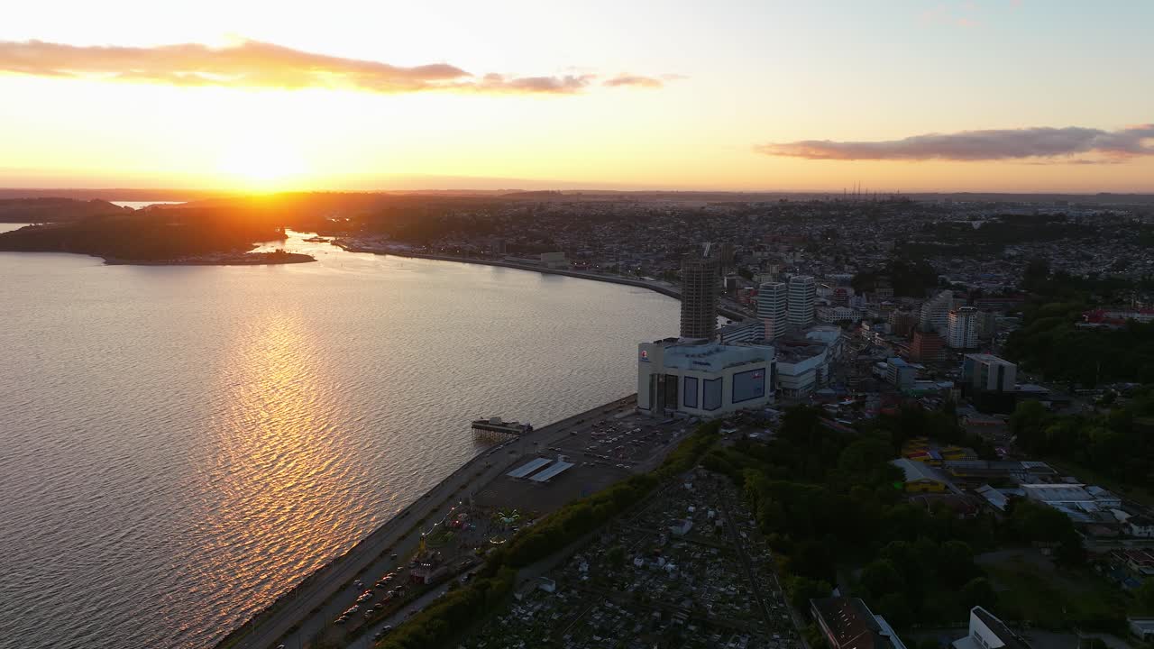 atardecer amarillo dorado en el horizonte sobre la ciudad de puerto montt en chile
