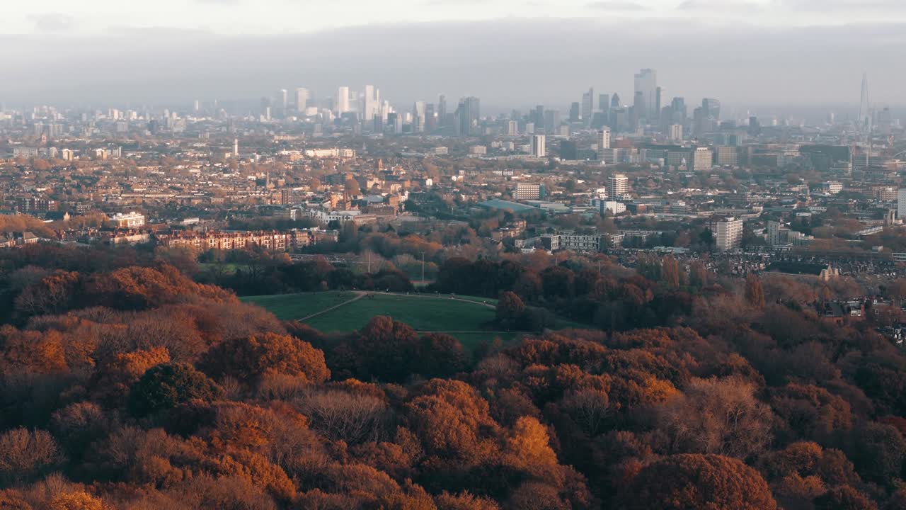 Descending approach toward Parliament Hill in Hampstead Heath under peak fall color