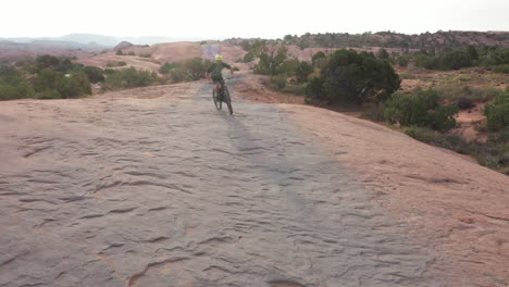 Dos-Hombres-Atléticos-En-Bicicleta-De-Montaña-En-El-Desierto