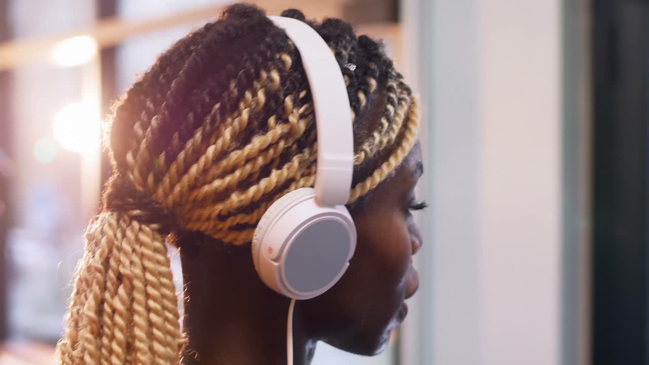 mujer en forma chequeando el tiempo mientras hace ejercicio en bicicleta de ejercicio