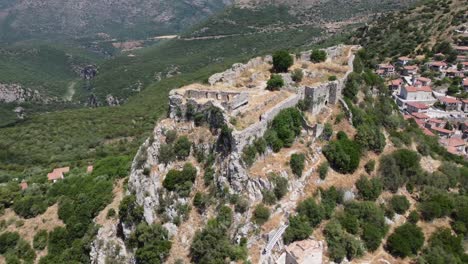 majestuosa toma aerea del castillo de karytaina donde el gran protagonista de la revolucion griega, theodore kolokotronis, lo uso como hogar y tambien como base