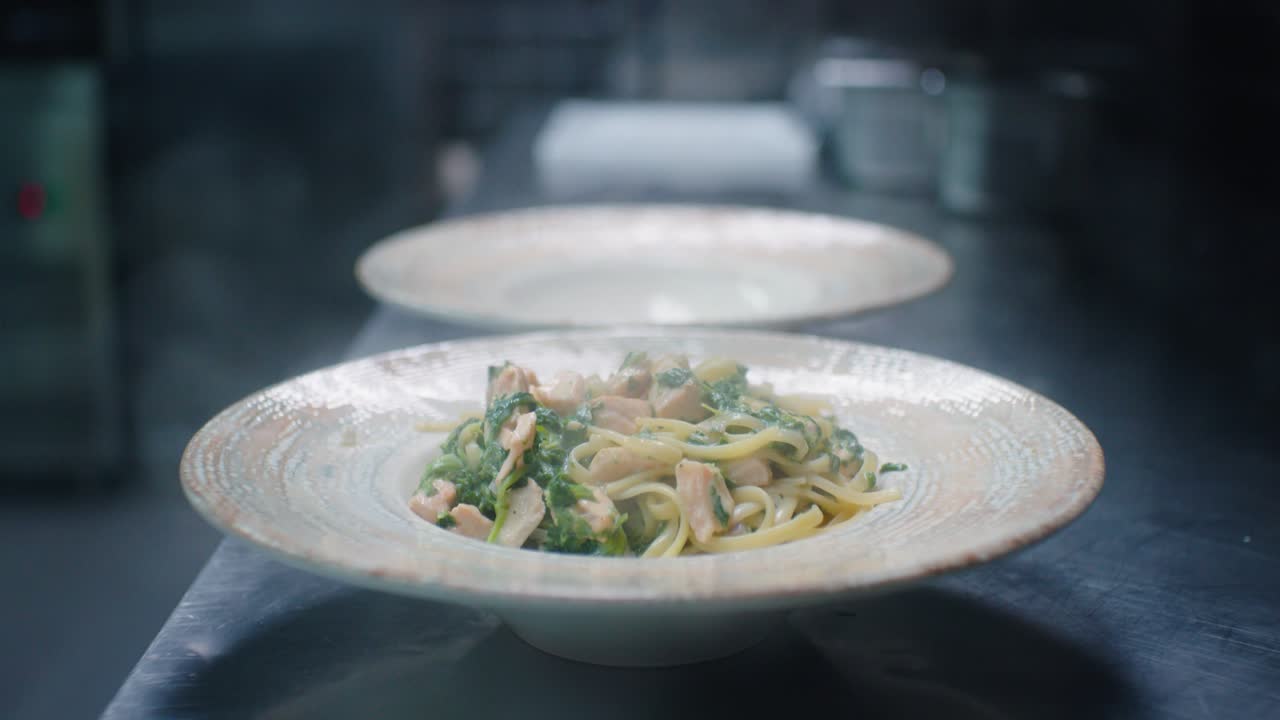 식사는 부엌에서 찌고있다