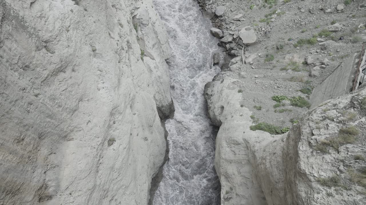 desfiladero de un río de montaña