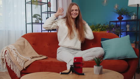 blogger chica mira la pantalla del dispositivo tomando selfie en el teléfono inteligente hacer contenido de baile de video virtual