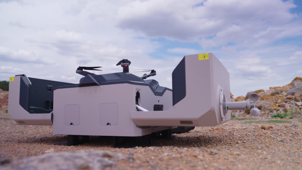 체코에서 산업용 드론이 들어있는 운송 및 충전 상자를 열었습니다.