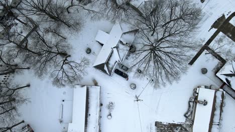 Drone-Descendiendo-Sobre-Un-Barrio-Nevado-En-Enero-De-2022