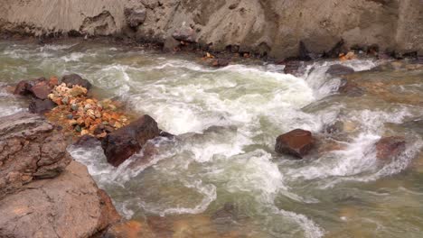 Close-fixed-view-of-a-clear-water-river-in-Landmannalaugar,-Iceland,-descending-from-Brennisteinsalda