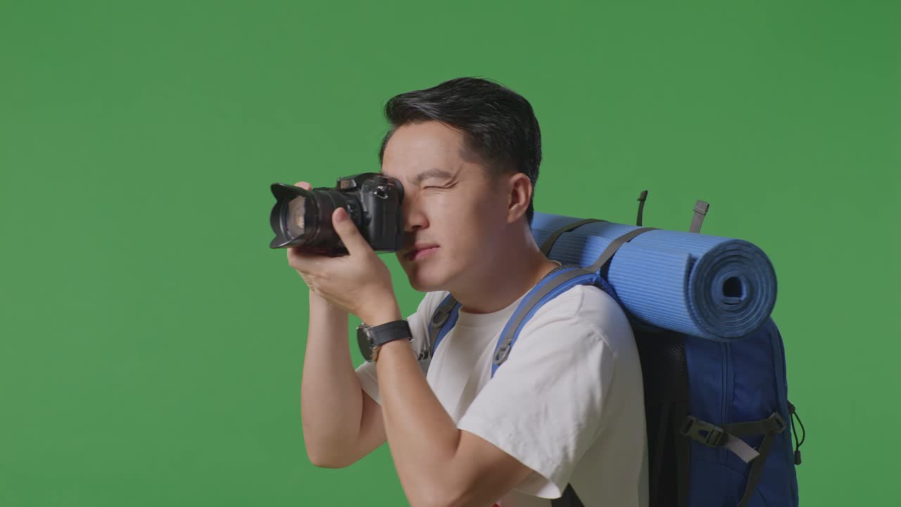 배 을 들고 사진 을 찍는 사람