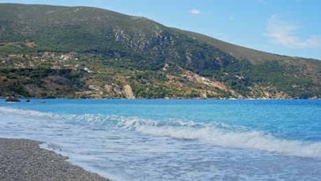 Olas-Azules-Del-Océano-Rompiendo-En-La-Costa-En-La-Playa-De-Agia-Kiriaki-En-Grecia---Tiro-Amplio-Y-Estático